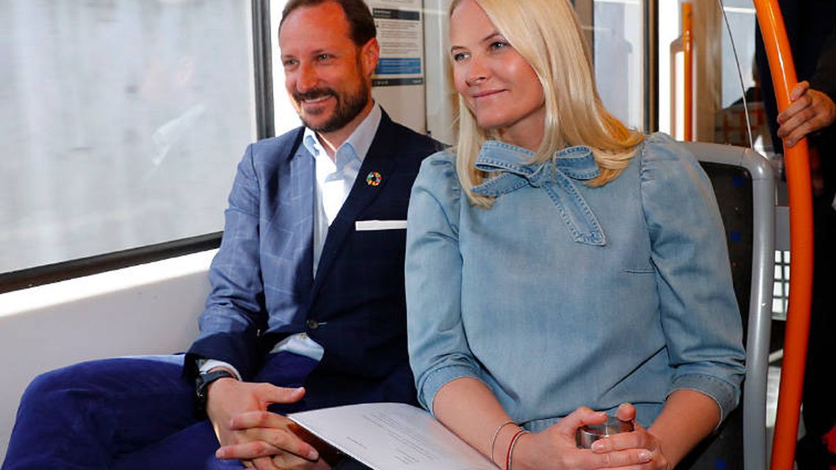 Haakon, 'guardián' de Mette-Marit para su último acto (y en el metro)