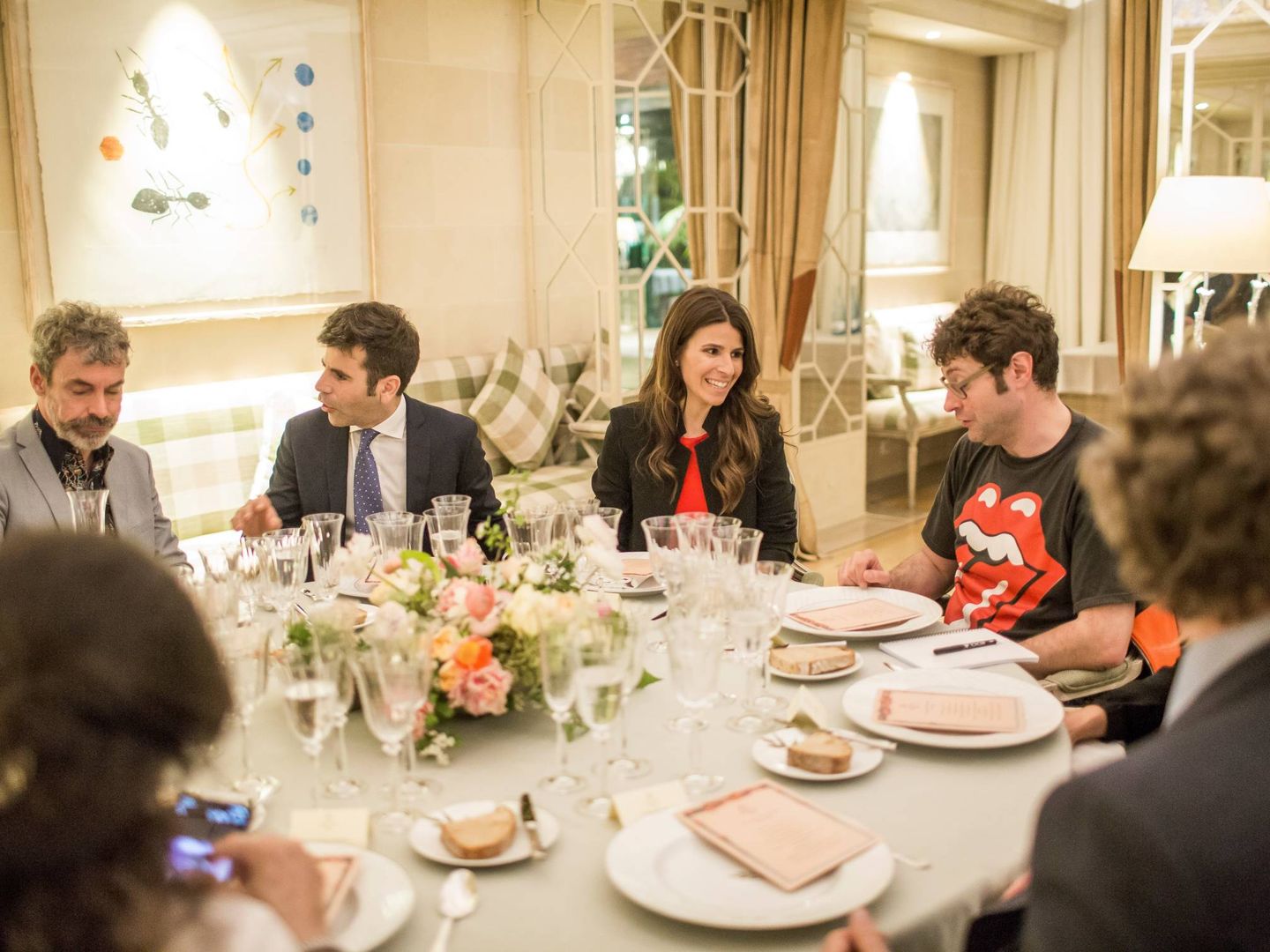 Paco y Sisita Closa Soldevila, en el centro, en la cena del centenario del hotel Majestic.