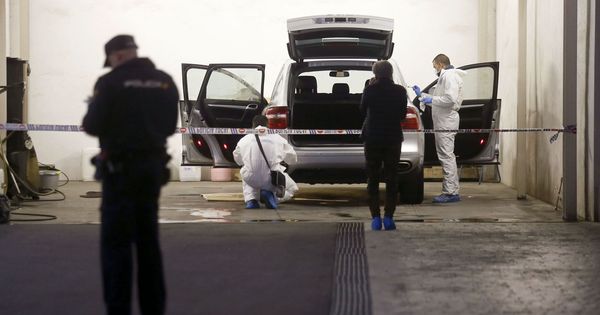 Foto: La policía científica registra el vehículo en el que la viuda del expresidente de la extinta Caja de Ahorros del Mediterráneo (CAM) Vicente Sala fue hallada muerta. (EFE)