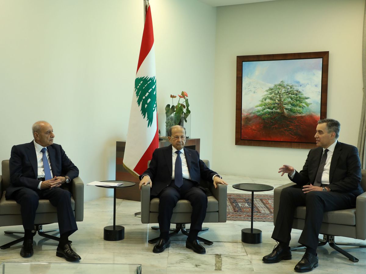 Foto: El primer ministro libanés, Mustafá Adib, junto al presidente Aoun y el portavoz del parlamento, Nabih Berri. (Reuters)