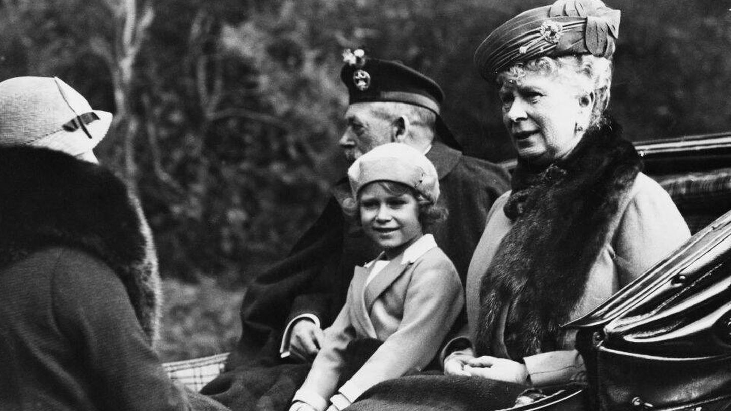  Isabel, sentada entre su abuelo el rey Jorge V y su abuela la reina María de Teck. (Getty)