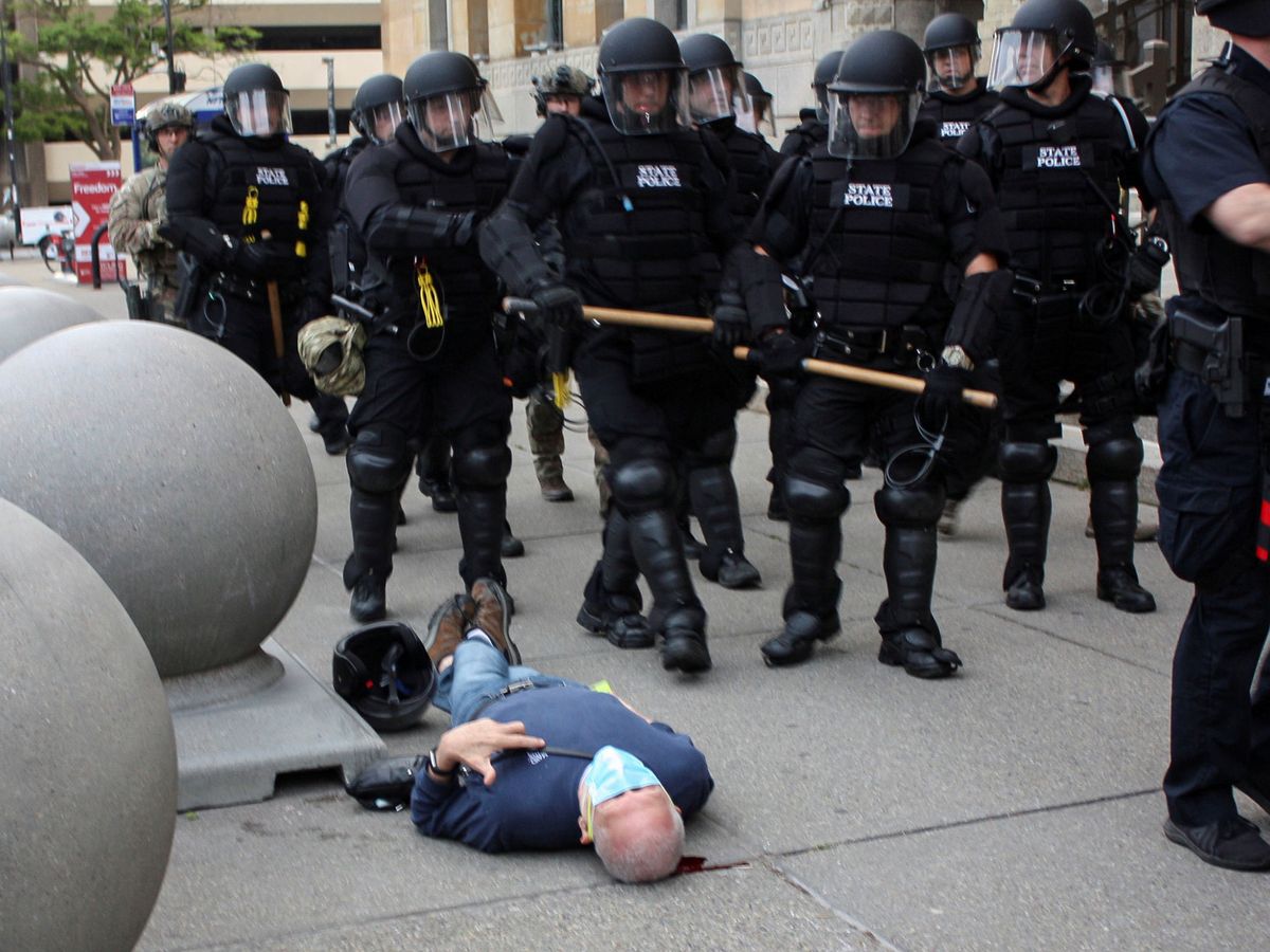 Foto: Imagen de los instantes posteriores a la agresión. (Reuters)