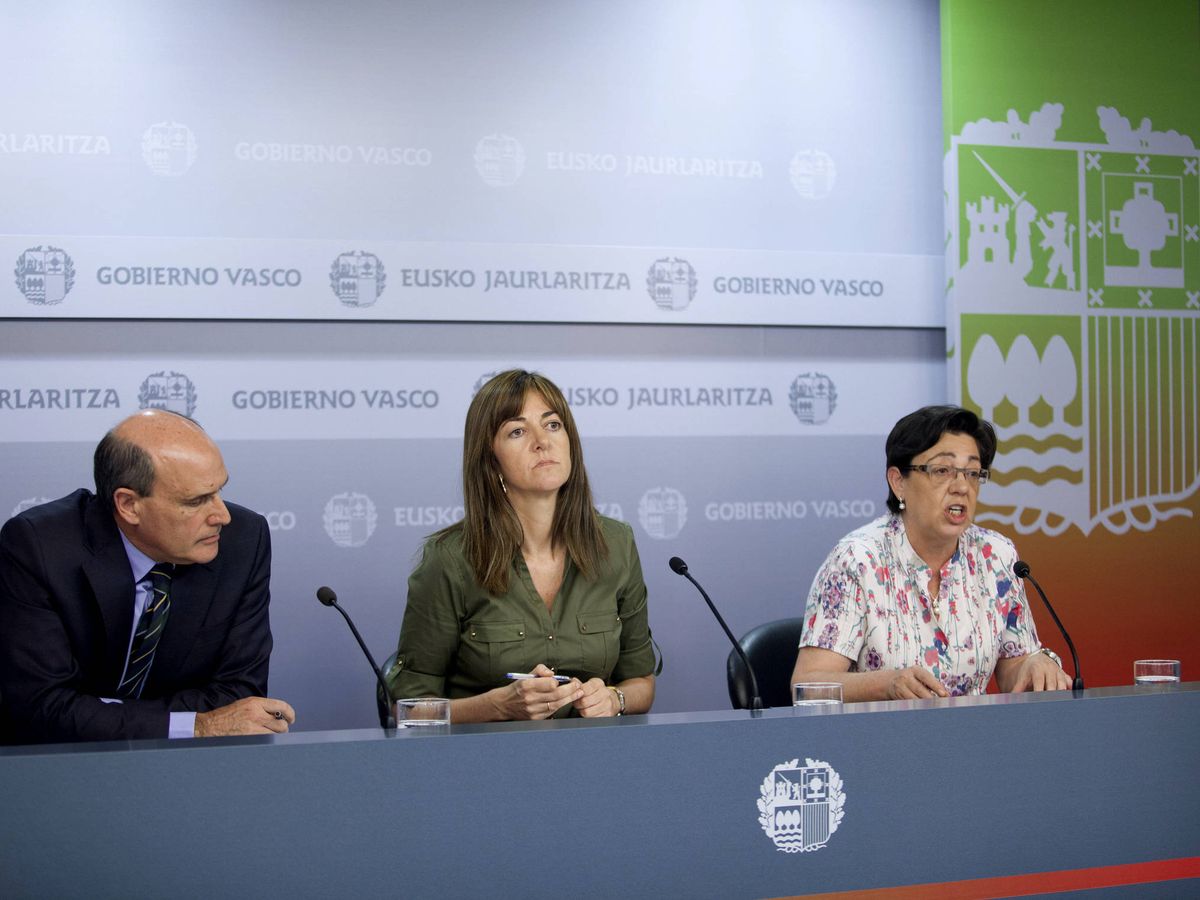 Foto: A la derecha, Pilar Unzalu cuando era consejera de Agricultura, Pesca y Medioambiente, en una rueda de prensa del Gobierno vasco en 2012 (EFE)