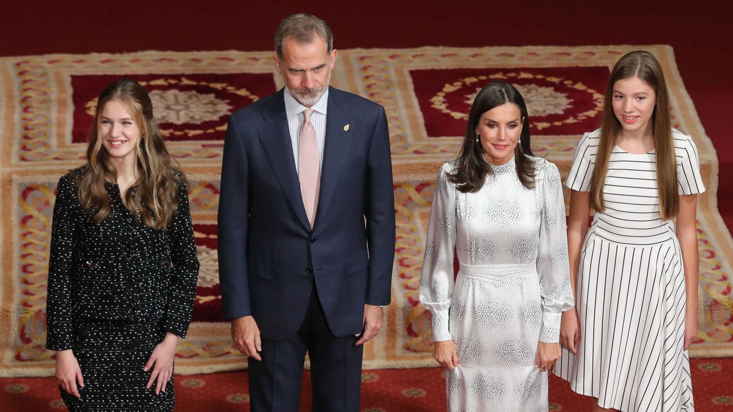 Felipe y Letizia, acompañados de la princesa Leonor y la infanta Sofía, antes de recibir en audiencia a los galardonados. (EFE/J.L.Cereijido)