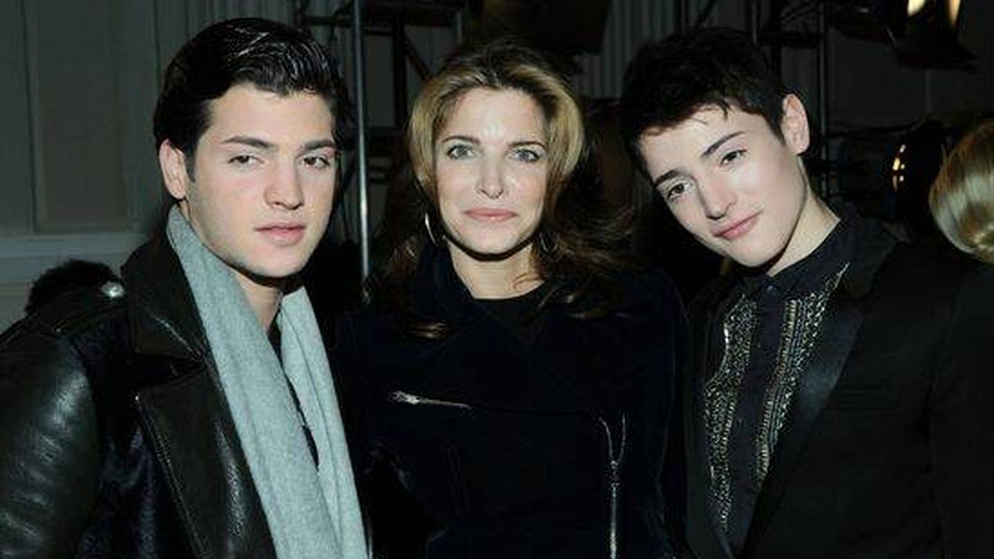 Stephanie Seymour, junto a sus hijos Peter y Harry Brant. (Getty)