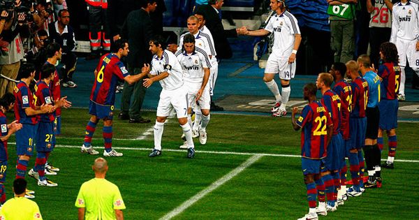 Foto: Xavi saluda a Raúl en el pasillo que el Barça le hizo al Madrid en 2008