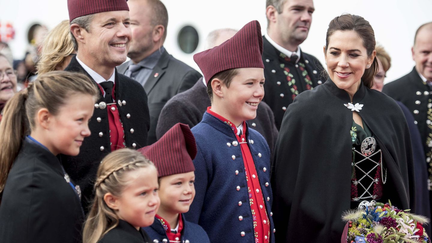 Federico y Mary de Dinamarca con sus cuatro hijos. (Reuters)