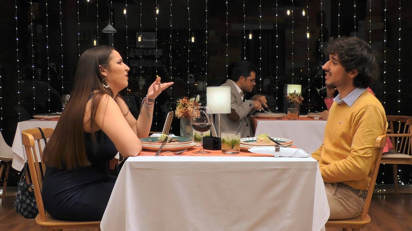 Paola y Enrique cenan en el restaurante de 'First Dates'. (Mediaset)
