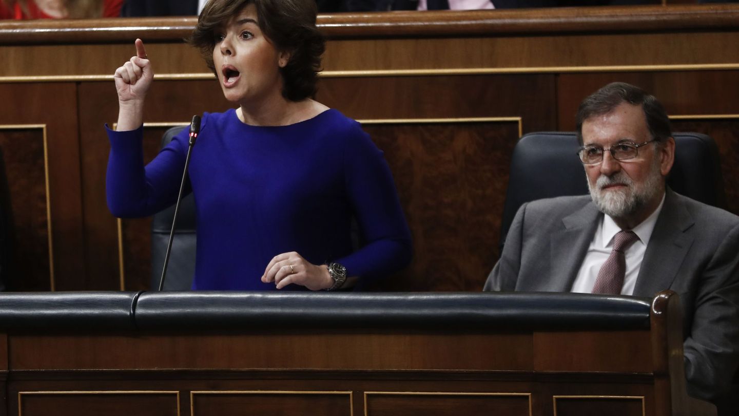 Soraya Sáenz de Santamaría en el Congreso de los Diputados, junto al expresidente del Gobierno, Mariano Rajoy. (Reuters)