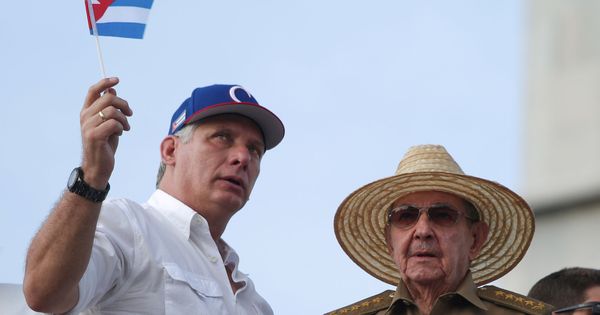 Foto: El presidente cubano, Miguel Díaz-Canel (i), y su antecesor en el cargo, Raúl Castro, el pasado 1 de mayo en La Habana. (Reuters)