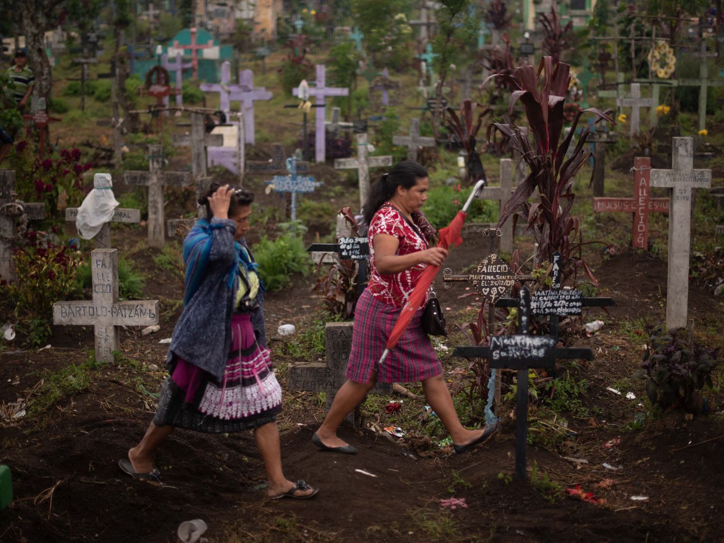 Dos mujeres asisten al entierro de una de las víctimas de la erupción, el 6 de junio de 2018, en el cementerio de Alotenango. (EFE)