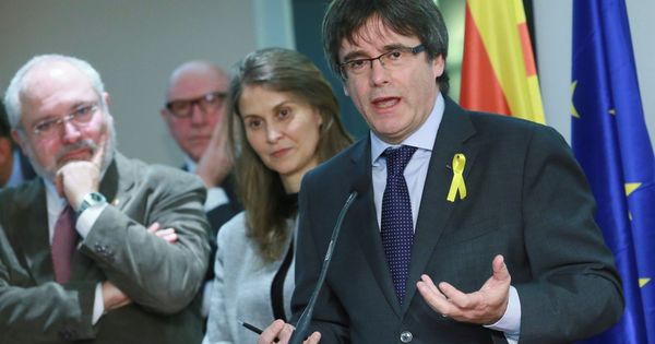 Foto: El expresidente de la Generalitat Carles Puigdemont (d) durante la rueda de prensa que ofreció este miércoles en Bruselas. (EFE)