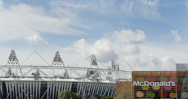 Foto: En primer plano, el enorme McDonald's construido en el parque olímpico de Londres 2012. Al fondo, el Estadio Olímpico. (AFP)