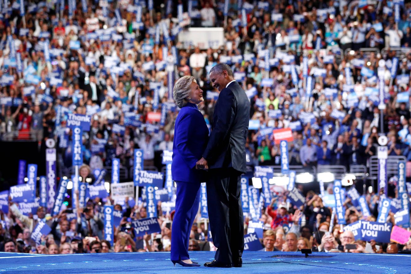 Clinton, candidata a la presidencia de EEUU, junto a Obama en la convención nacional demócrata, en Filadelfia (Reuters).