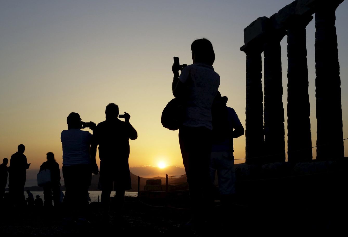 Turistas hacen fotografías en el Templo de Poseidón (Reuters).