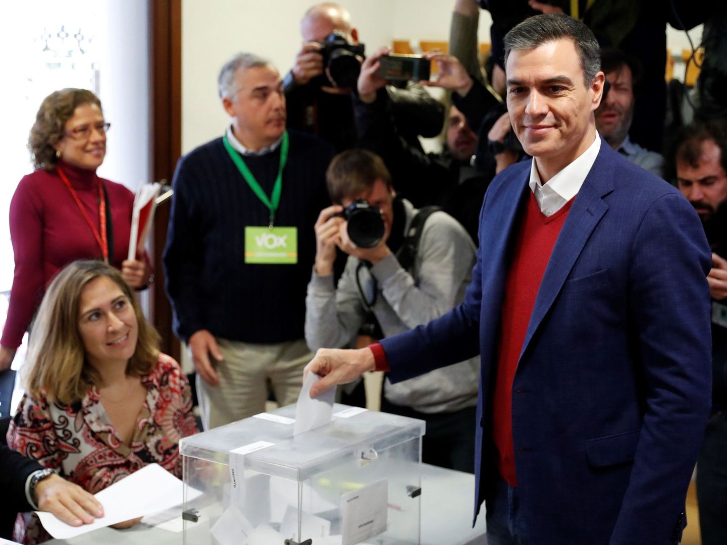 El presidente del Gobierno, Pedro Sánchez, votando. (EFE)