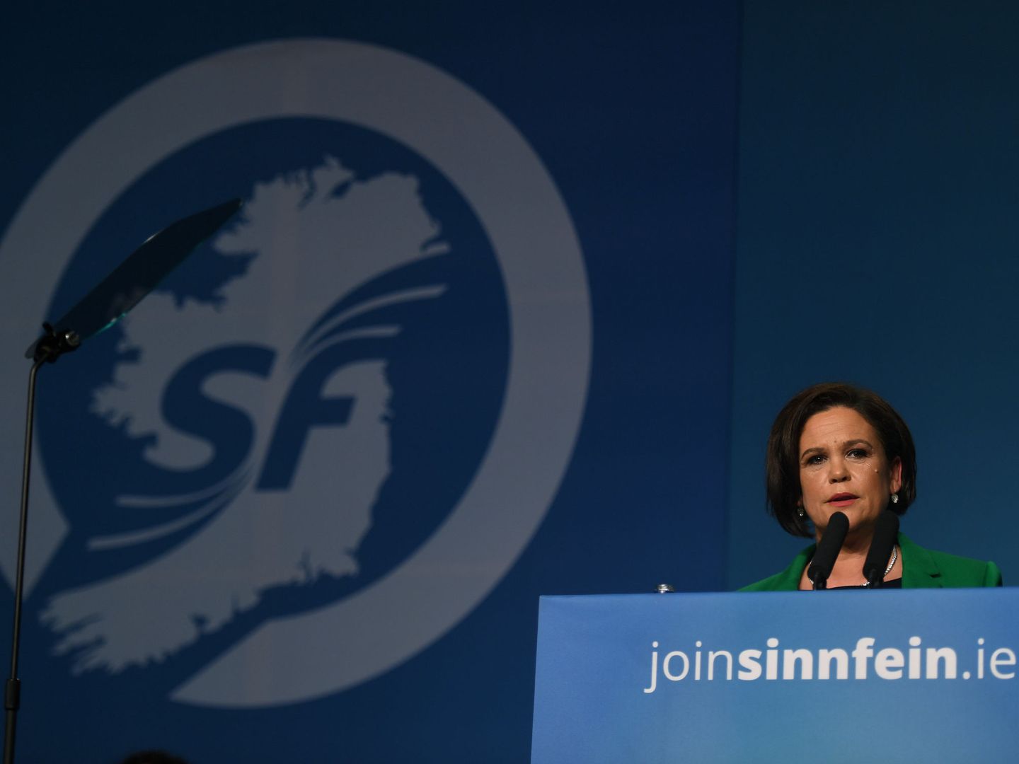 Mary Lou McDonald, la nueva presidente del Sinn Fein tras la salida del líder histórico Gerry Adams, durante su discurso de aceptación en Dublín, el 10 de febrero de 2018. (Reuters)