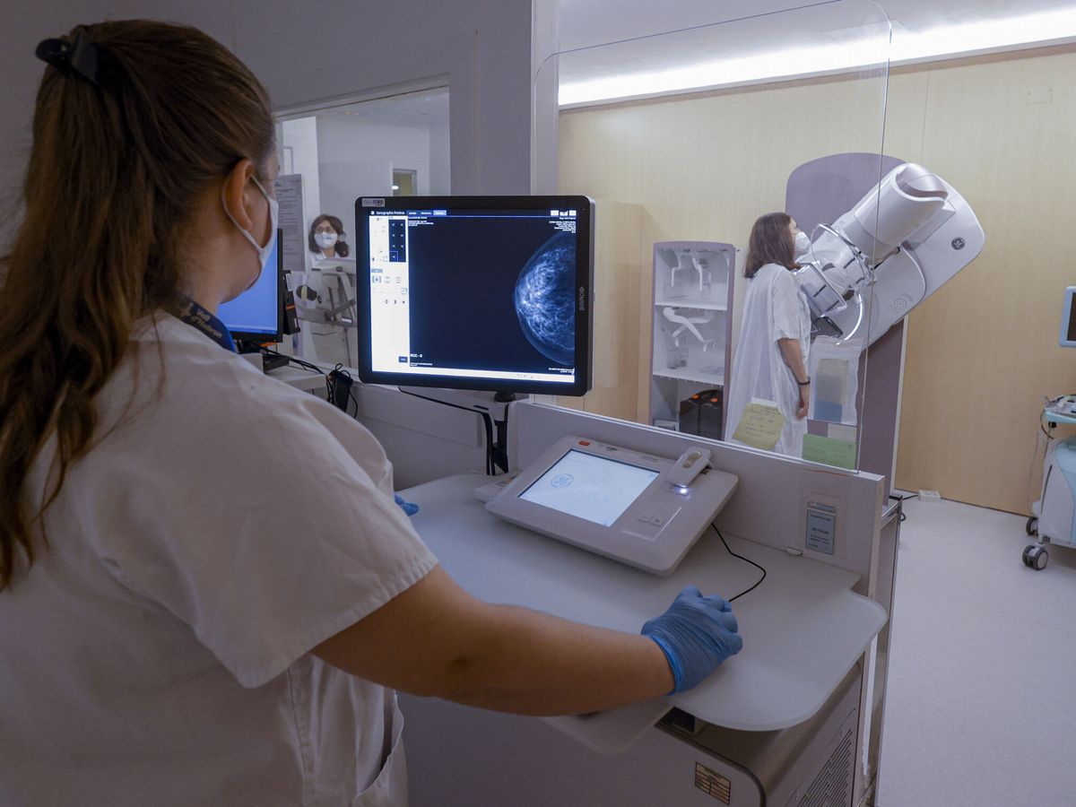 Foto: Una trabajadora utiliza un ordenador en un hospital, en una imagen de archivo. (EFE/Quique García)