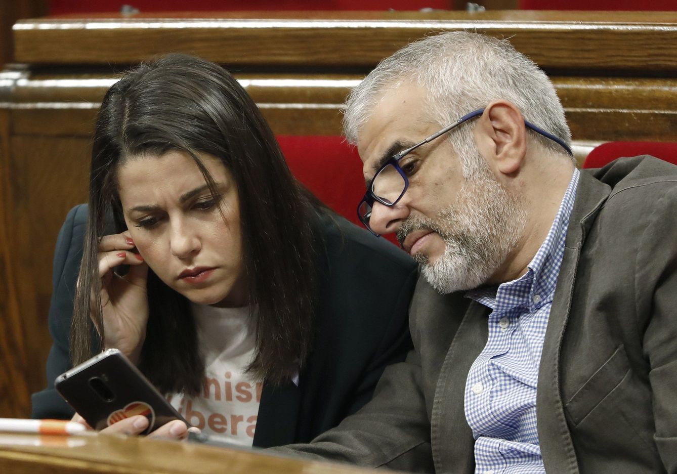 Carlos Carrizosa junto a Inés Arrimadas en el Parlament de Cataluña. (EFE)