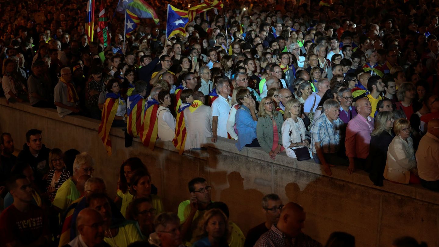 Asistentes atentos al desfile de portavoces del independentismo en Montjuïc. (Reuters)