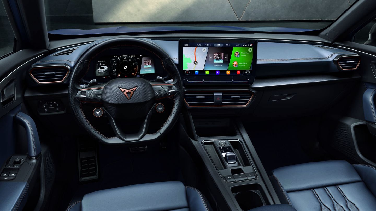 Interior del Cupra Formentor Launch Edition con su gran pantalla y su volante con selector de modos de conducción. 