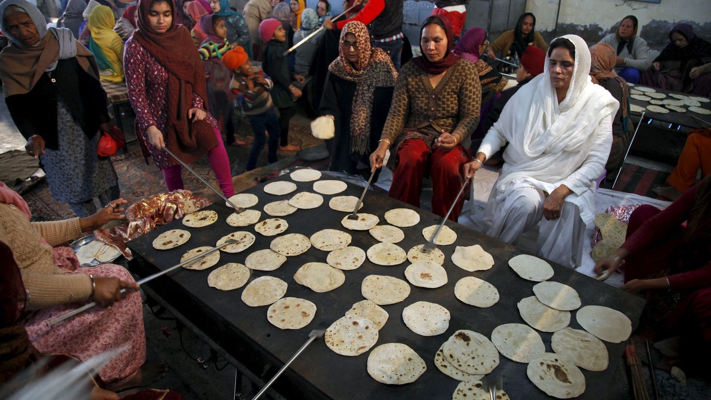 El 'roti' o pan indio es indispensable en cualquier celebración (Reuters/Ajay Verma)