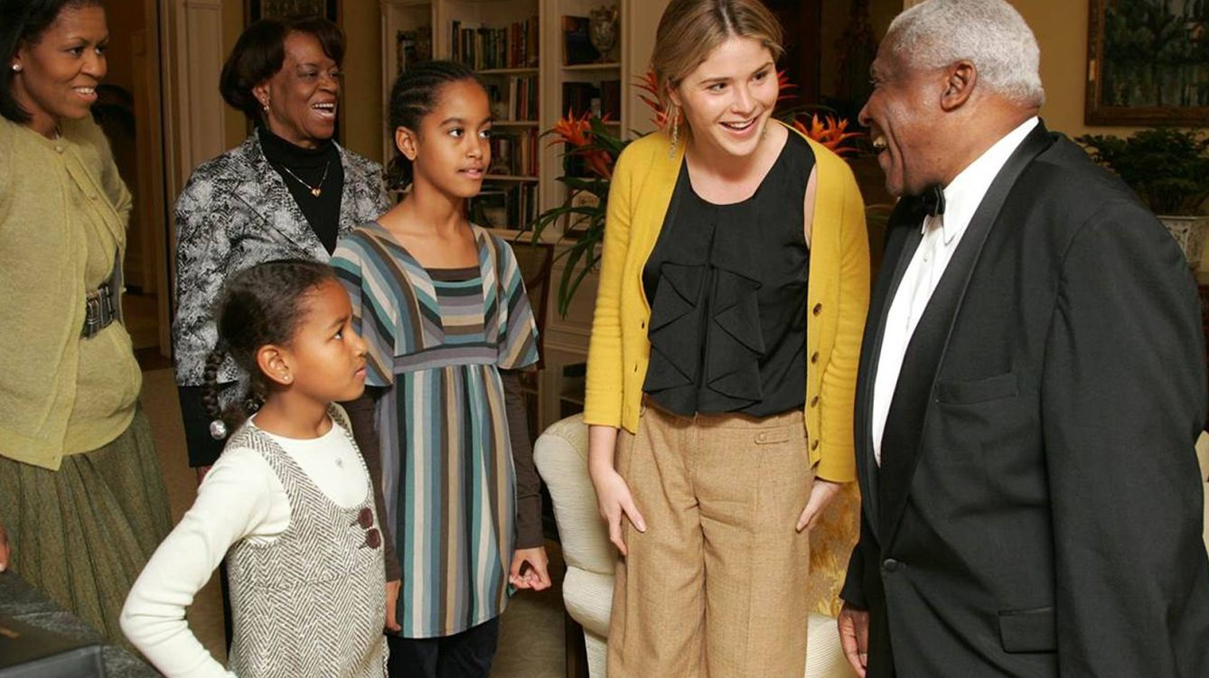 Foto: Jenna Bush, Michelle Obama, su madre, Malia y Sasha charlan con un mayordomo