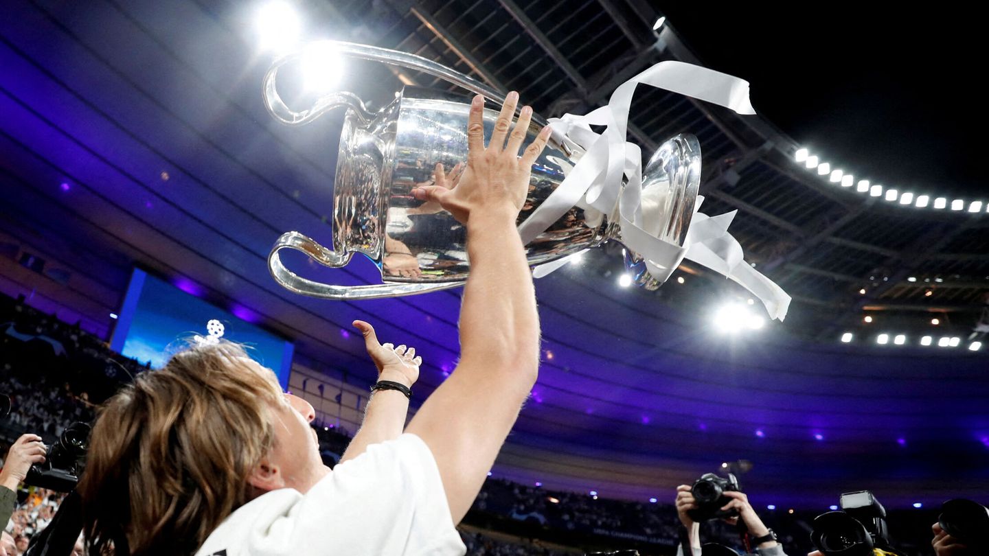 Modric eleva el trofeo al cielo parisino. (Reuters/Lee Smith)