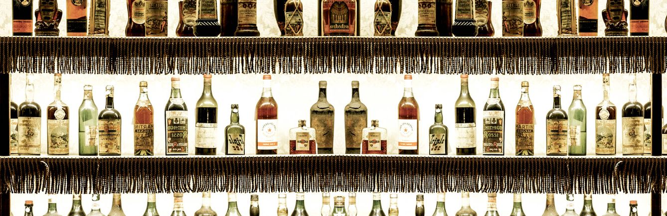Foto: Botellas de ayer y hoy de Martini pertenecientes a una de las ocho salas de la marca en el pequeño pueblo de Pessione, en Turín (Italia).