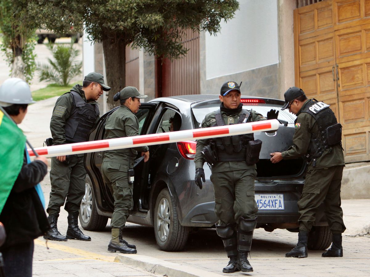 Foto: Policía boliviana inspecciona un coche a la entrada de la residencia de la Embajada de México en La Paz (Reuters)