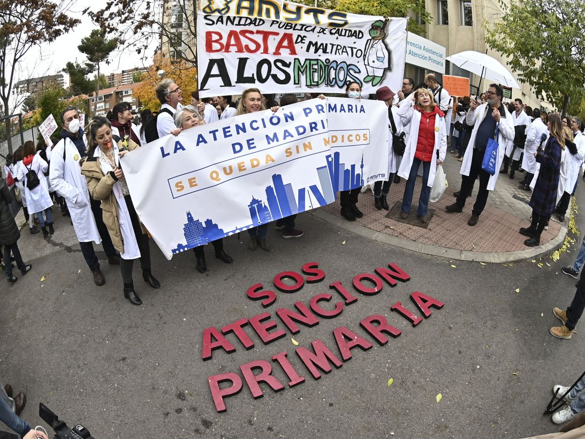 Foto: Concentración de los médicos frente a la Gerencia de Atención Primaria. (EFE/Fernando Villar)