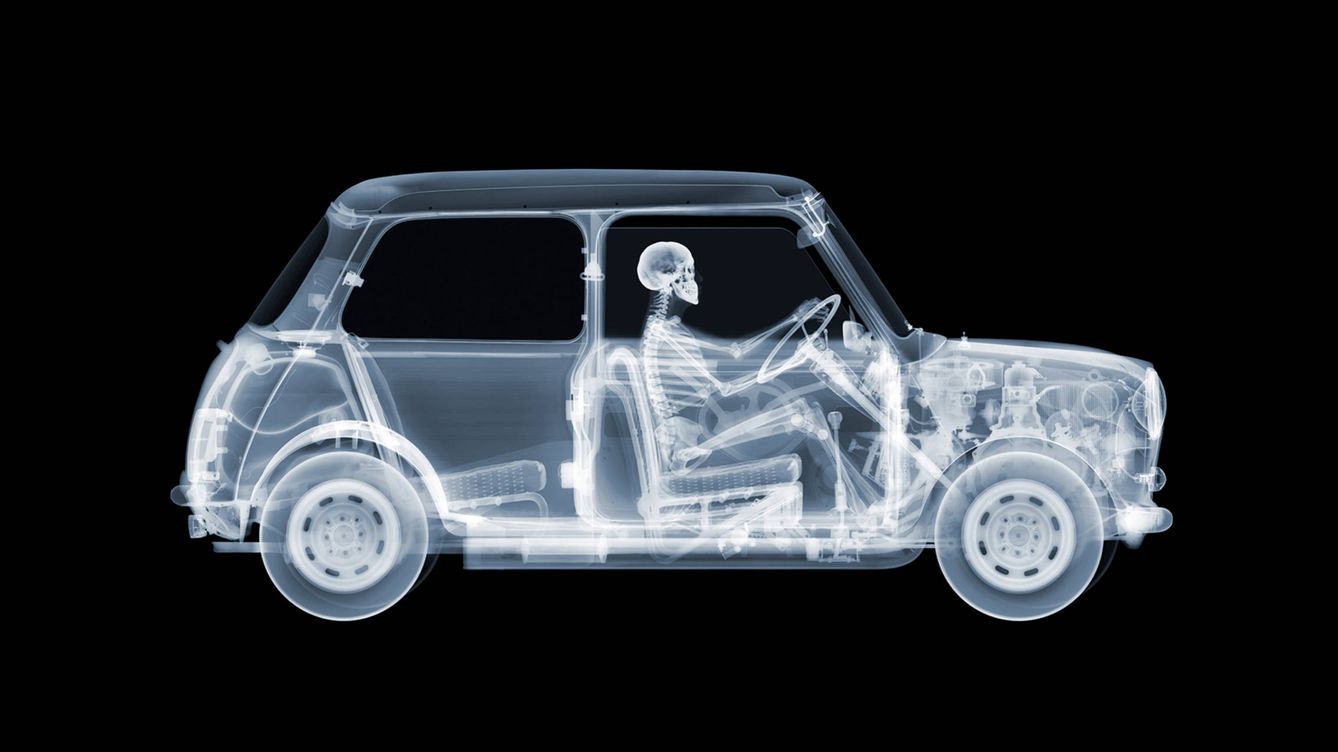 Foto: Un coche, fotografiado con rayos X. (Nick Veasey)