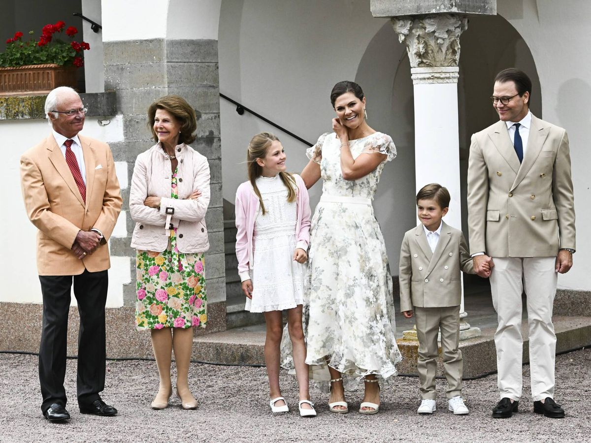 Foto: La familia real sueca, en el posado por el 45 cumpleaños de Victoria de Suecia. (Cordon Press)