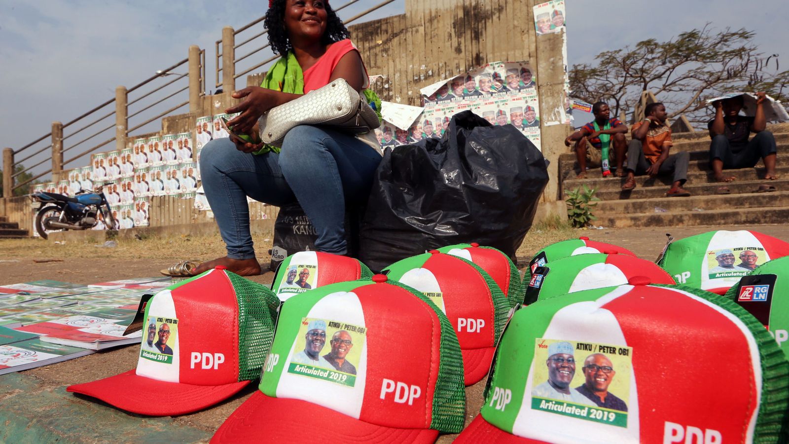 Foto: Venta de objetos de campaña en Makurdi, Nigeria. (Reuters) 