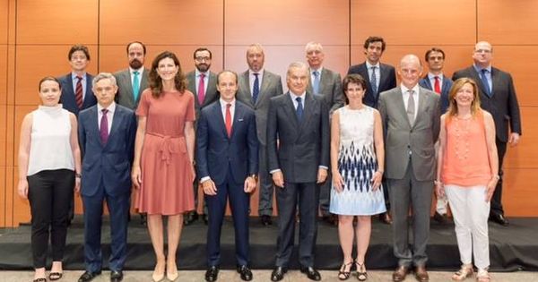 Foto: Rodrigo Echenique y Rami Aboukhair, con los miembros del nuevo comité de dirección del Popular.