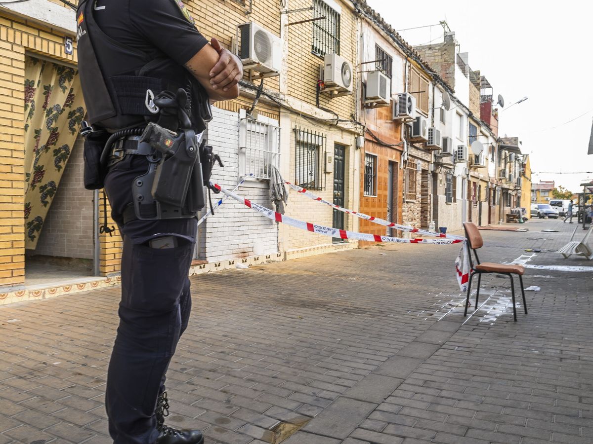 Foto: Vista de un agente de la Policía Nacional de Sevilla. (EFE/Raúl Caro)