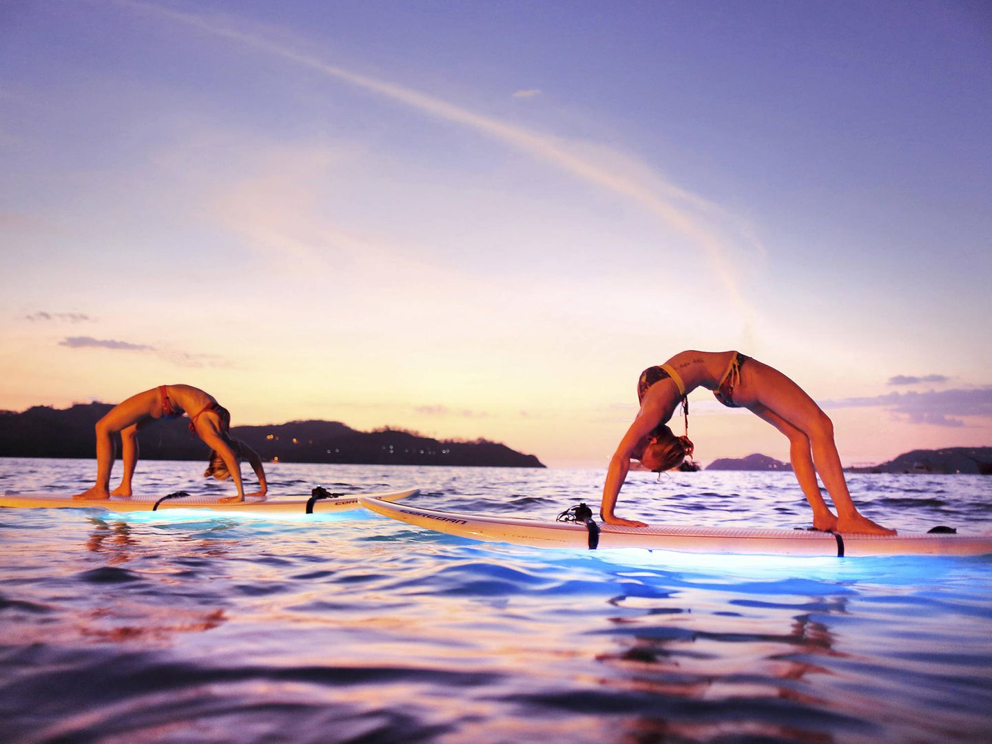 SUP Yoga en el hotel Mangroove en Playa Panamá, en Costa Rica.