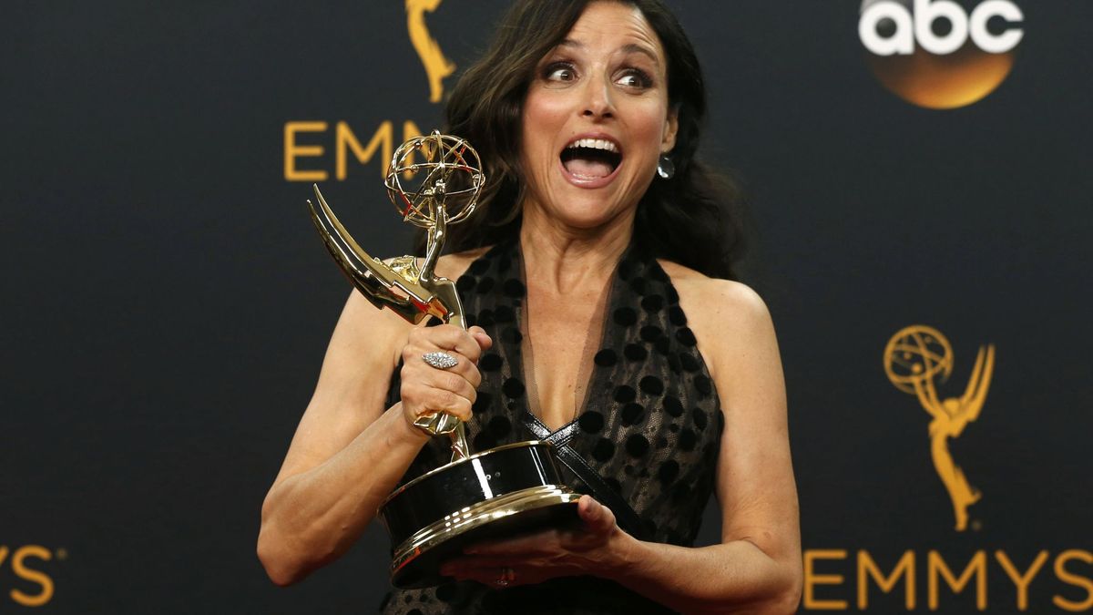 Julia Louis-Dreyfus dedica su quinto Emmy a su padre fallecido y critica a Trump