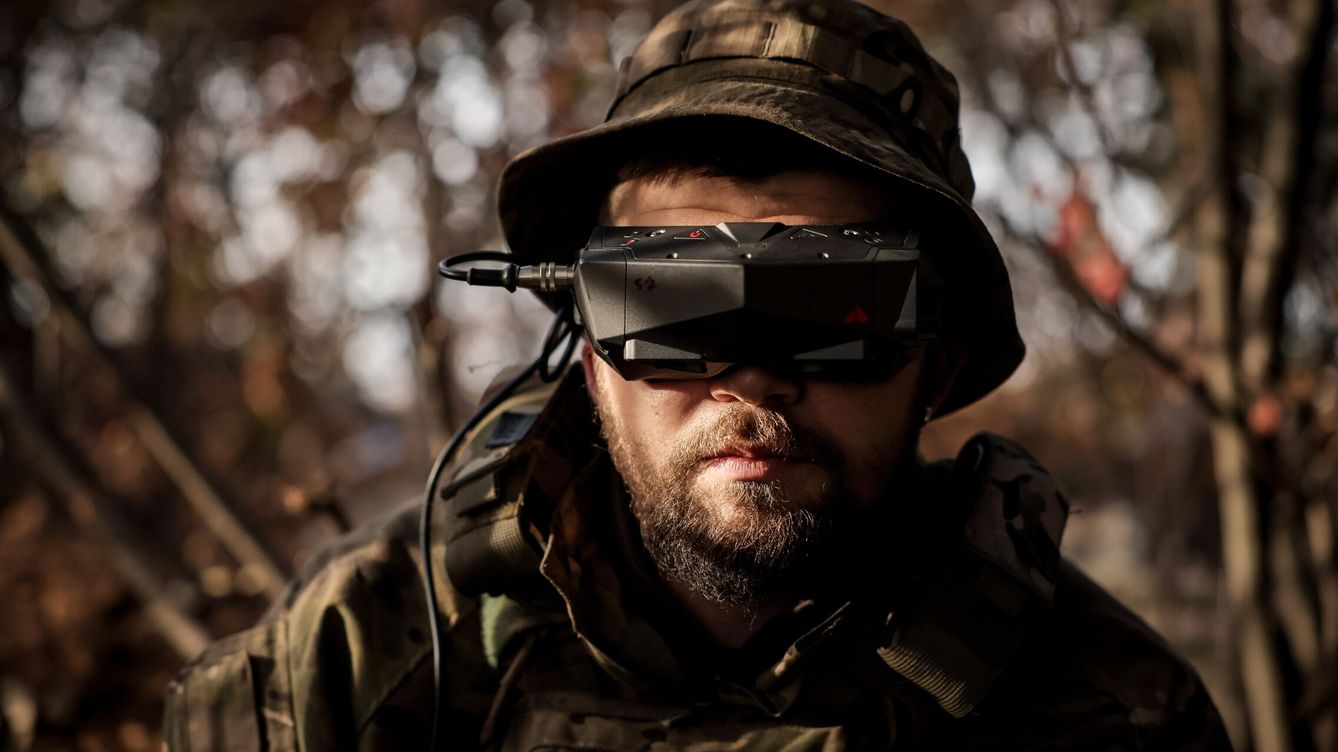 Foto: Soldado ucraniano operando un dron. (EFE/Oleg Petrasyuk)