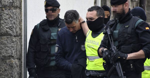 Foto: Agentes de la Guardia Civil trasladan al hombre detenido en la localidad segoviana de El Espinar. (EFE)