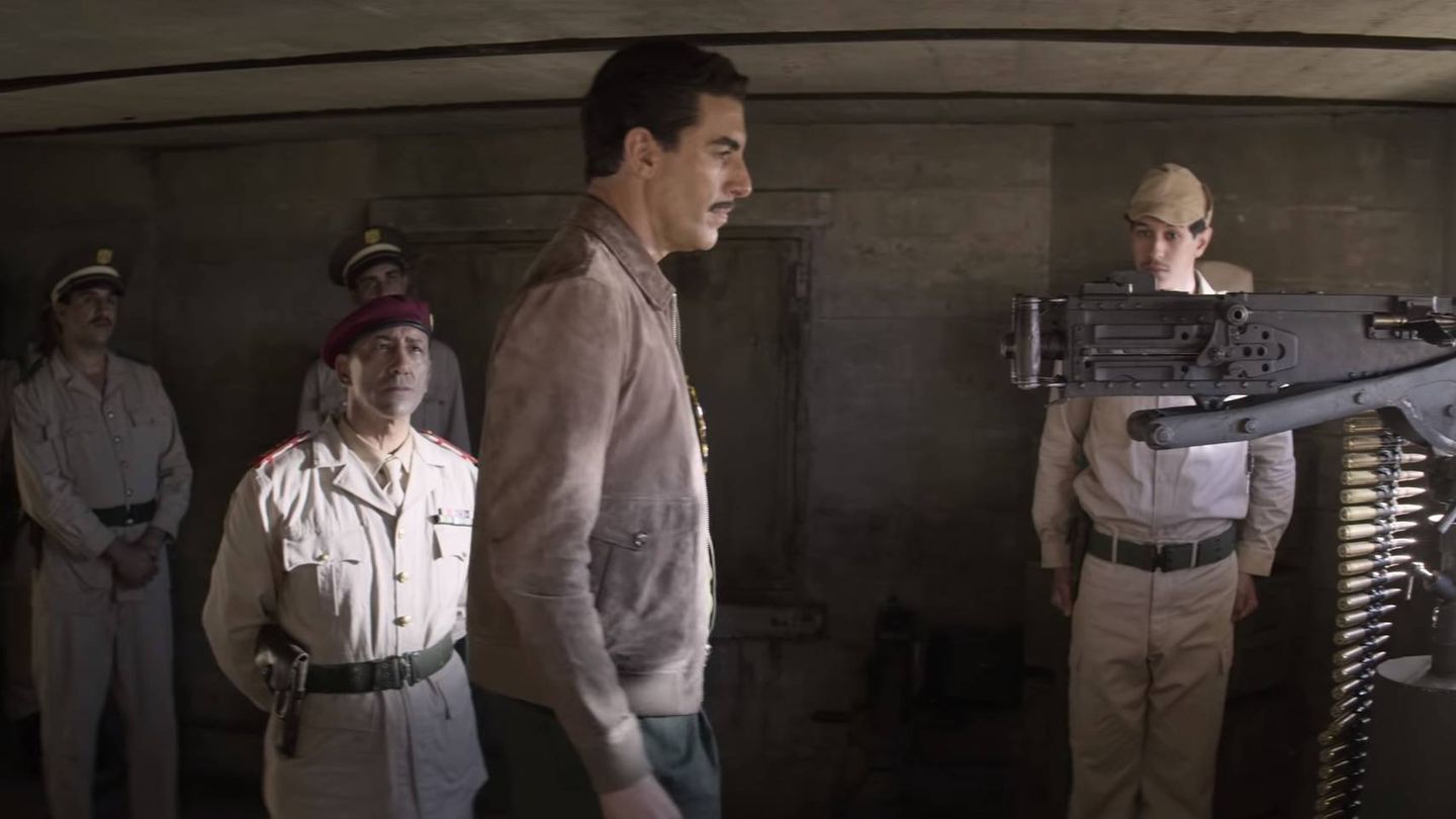 Eli Cohen (Sacha Baron Cohen), visitando un emplazamiento militar sirio. (Netflix)