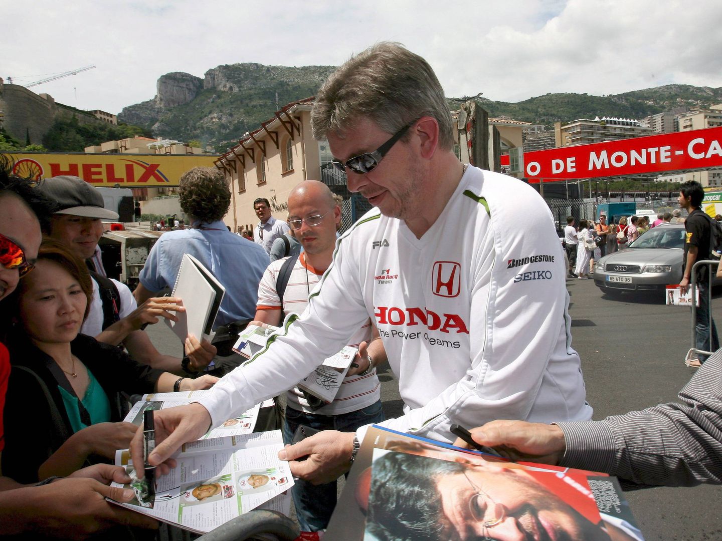 Brawn, firmando autógrafos durante su etapa en Honda. (EFE)