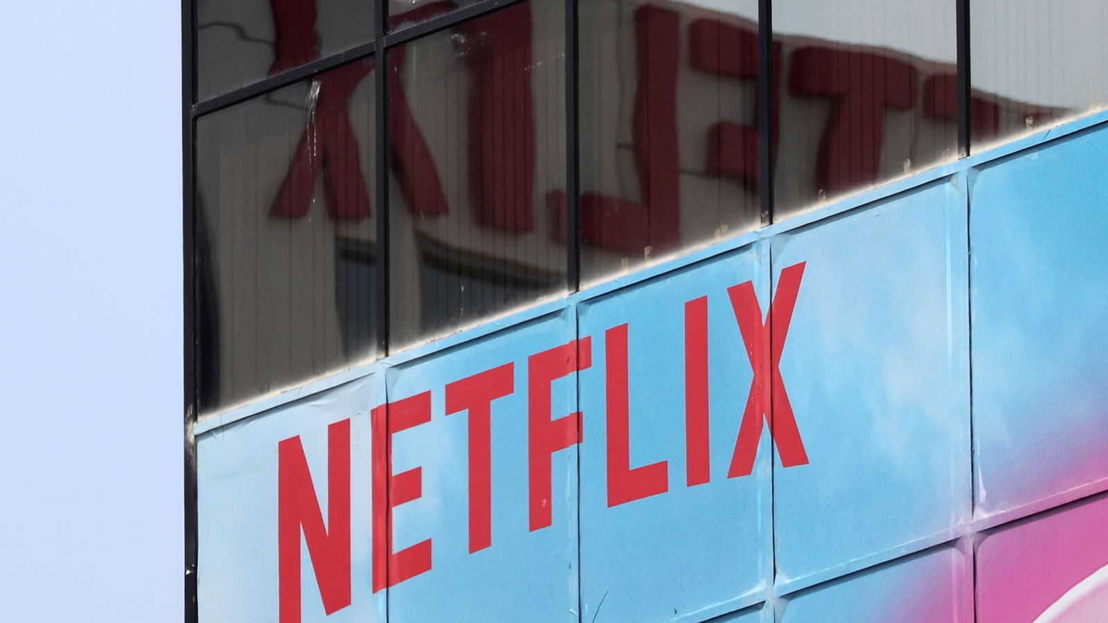 Foto: Logo de Netflix en la fachada de sus oficinas en Los Angeles, Estados Unidos. (Reuters)