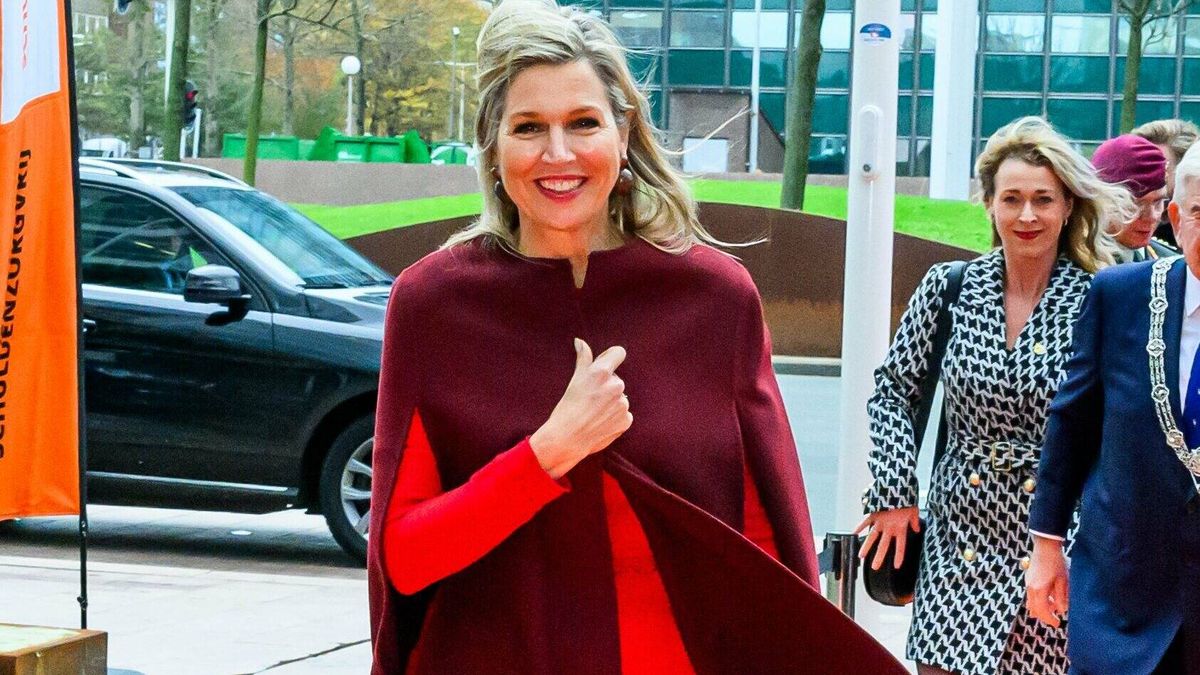 Máxima de Holanda, la mujer de rojo con un vestido éxito de ventas entre las royals y abrigo capa
