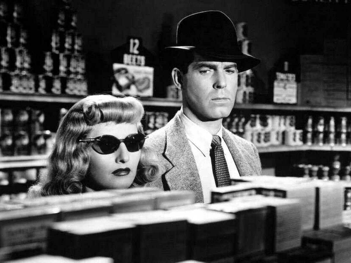 Foto: Phyllis Dietrichson (Barbara Stanwyck) en 1944 con sus ya míticas gafas de sol en la película Perdición, de Billy Wilder. 
