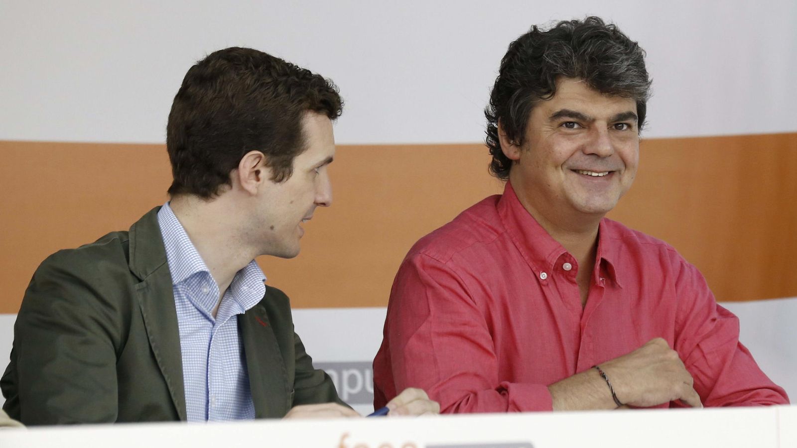 Foto:  El vicesecretario de Comunicación del PP, Pablo Casado (i) y el jefe de gabinete de Mariano Rajoy, Jorge Moragas (d), durante la clausura del campus de verano organizado por la fundación FAES. (EFE)