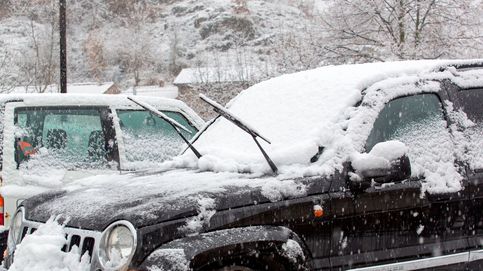 Cómo quitar hielo y nieve del parabrisas del coche (y cómo no hacerlo para romperlo)