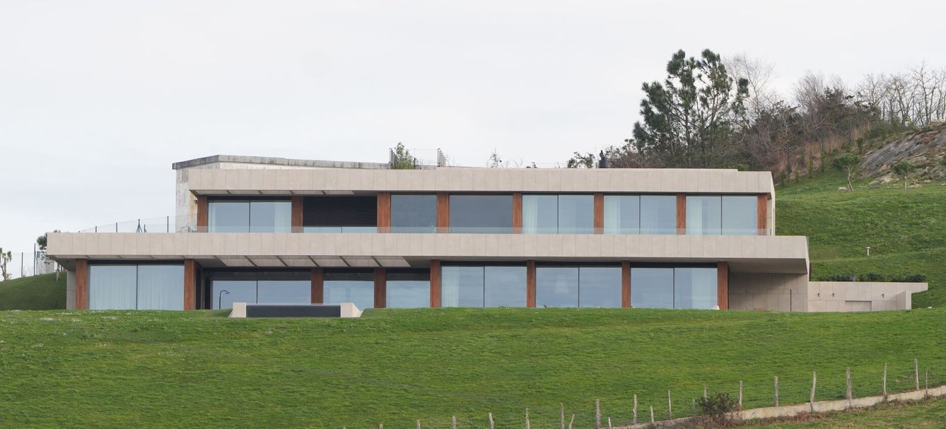 Casa que se está construyendo Xabi Alonso en Igeldo. (Europa Press/Unanue)