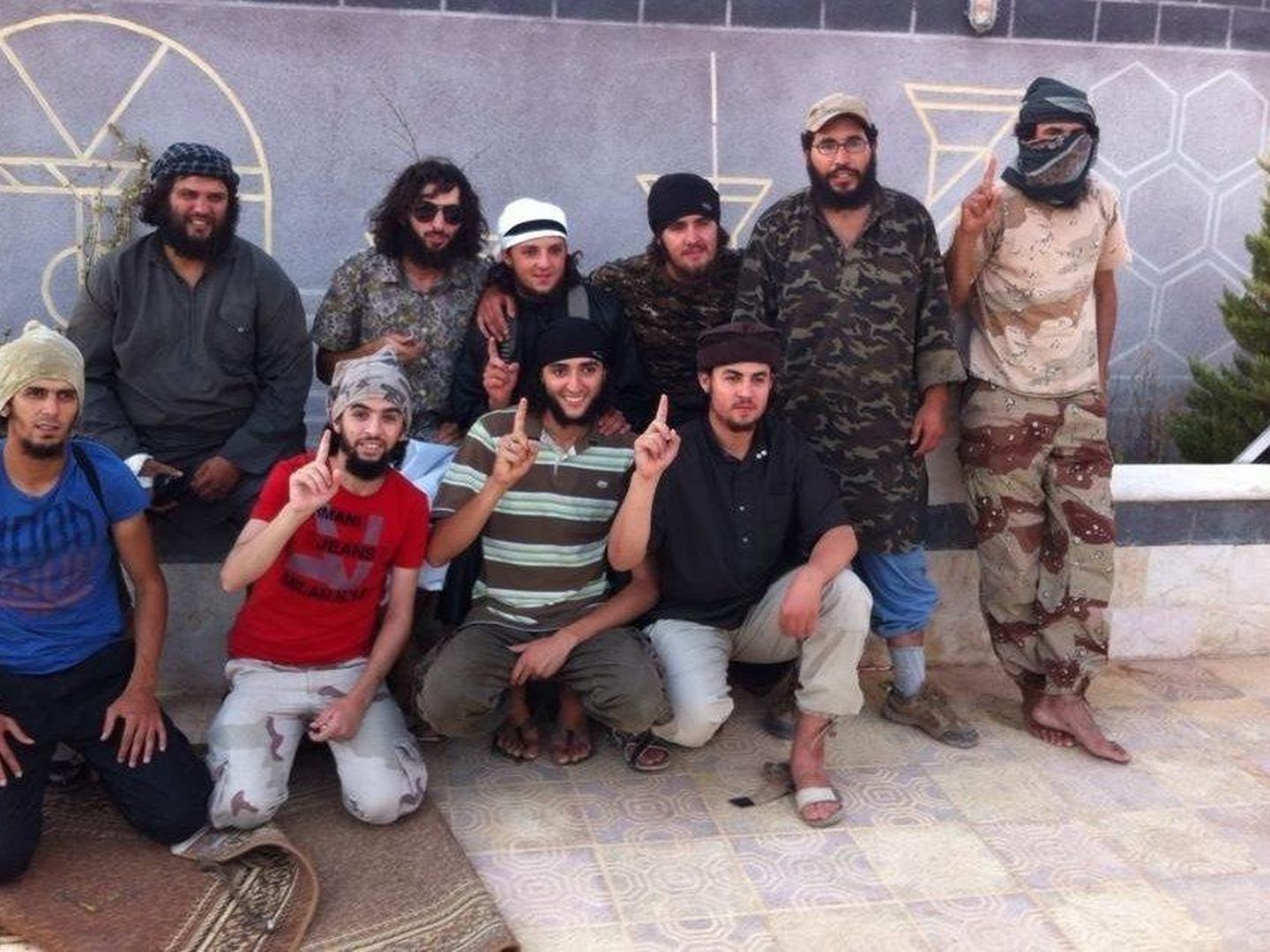 El yihadista apodado Kokito Castillejos (c) en una imagen con otros combatientes en Siria. 