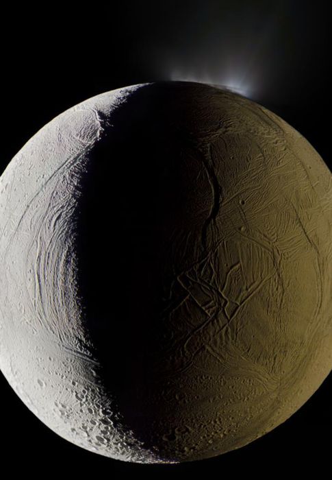 Foto: La luna de Saturno, Encelado, alberga un océano interior de agua líquida. (NASA/JPL-Caltech/Michael Benson)
